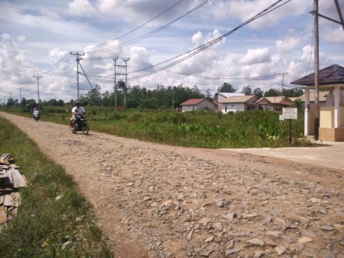 TANPA ASPAL. Jalan Selat Panjang II, Siantan Hulu, Pontianak Utara, hanya bebatuan tanpa aspal, Minggu (25/2). Achmad Mundzirin-RK