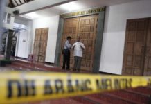 Lukai Empat Orang dan Rusak Patung Yesus