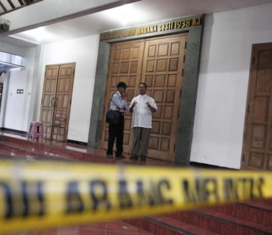 Lukai Empat Orang dan Rusak Patung Yesus