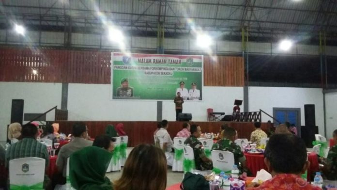 Ramah Tamah. Acara ramah tamah Pangdam dengan Forkompimda Sekadau di Penanjung Island, Senin malam (26/2). (Abdu Syukri)