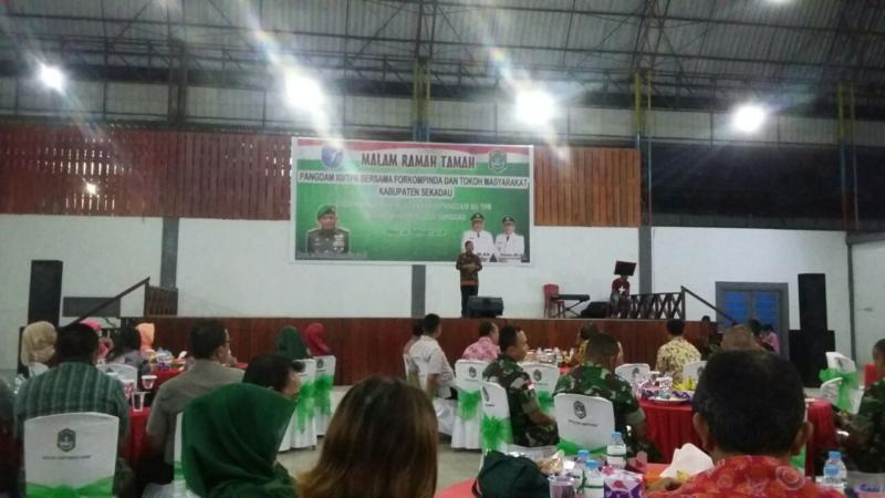 Ramah Tamah. Acara ramah tamah Pangdam dengan Forkompimda Sekadau di Penanjung Island, Senin malam (26/2). (Abdu Syukri)