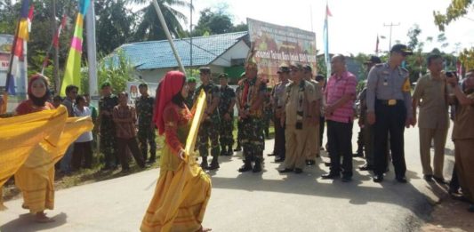 Tarian Adat Multi Etnis Sambut Kedatangan Pangdam di Nanga Mahap