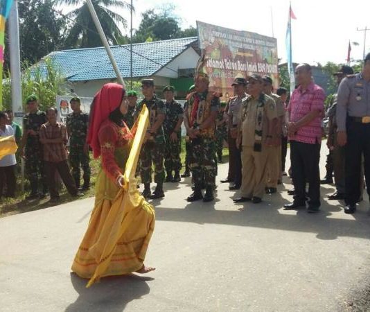 Tarian Adat Multi Etnis Sambut Kedatangan Pangdam di Nanga Mahap