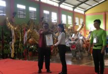 MURI Catat Rekor Sembilan Naga Manager MURI, Andre Purwantono menyerahkan sertifikat Rekor MURI replika sembilan naga terbanyak kepada Walikota Singkawang, Tjhai Cui Mie, SE di kampus STIE Mulia Singkawang, Rabu( 28/2) SUHENDRA RK