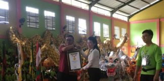 MURI Catat Rekor Sembilan Naga Manager MURI, Andre Purwantono menyerahkan sertifikat Rekor MURI replika sembilan naga terbanyak kepada Walikota Singkawang, Tjhai Cui Mie, SE di kampus STIE Mulia Singkawang, Rabu( 28/2) SUHENDRA RK