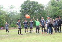 Hampir 20 Lokasi Didatangi dalam Sehari, Sutarmidji tetap Fit Calon Gubernur Kalbar Sutarmidji menendang bola saat membuka pertandingan sepakbola piala Subhan Nur Di desa teluk keramat kecamatan Sekura. Foto Kang Enchus for RK