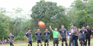 Hampir 20 Lokasi Didatangi dalam Sehari, Sutarmidji tetap Fit Calon Gubernur Kalbar Sutarmidji menendang bola saat membuka pertandingan sepakbola piala Subhan Nur Di desa teluk keramat kecamatan Sekura. Foto Kang Enchus for RK