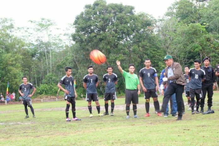 Calon Gubernur Kalbar Sutarmidji menendang bola saat membuka pertandingan sepakbola piala Subhan Nur Di desa teluk keramat kecamatan Sekura. Foto Kang Enchus for RK Calon Gubernur Kalbar Sutarmidji menendang bola saat membuka pertandingan sepakbola piala Subhan Nur Di desa teluk keramat kecamatan Sekura. Foto Kang Enchus for RK