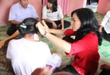 Karolin Upayakan Pengobatan Pasien Kanker Mulut Calon Gubernur Kalimantan Barat, dr. Karolin Margret Natasa menjenguk Regina, 38 tahun yang diagnosis terkena kanker mulut.