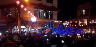 Ribuan Warga Saksikan Pawai Lampion Sembilan naga yang tercatat dalam rekor MURI beraksi dalam pawai lampion di Jl Sejahtera, Rabu(28/2) SUHENDRA RK