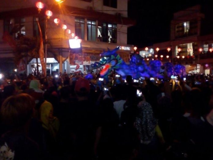 Sembilan naga yang tercatat dalam rekor MURI beraksi dalam pawai lampion di Jl Sejahtera, Rabu(28/2) SUHENDRA RK