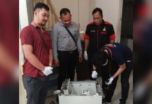 CU Bima Batu Buil Kemalingan, Uang Rp200 Juta Raib OLAH TKP. Tim Reskrim Polsek Belimbing ketika melakukan olah TKP dan pemeriksaan di CU Bima Cabang Batu Buil---Polsek for Rakyat Kalbar