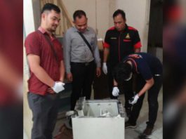 CU Bima Batu Buil Kemalingan, Uang Rp200 Juta Raib OLAH TKP. Tim Reskrim Polsek Belimbing ketika melakukan olah TKP dan pemeriksaan di CU Bima Cabang Batu Buil---Polsek for Rakyat Kalbar