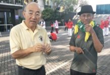 Hepatitis yang Menyatukan Robert Lai ikut bersenam DI Style di halaman Graha Pena Surabaya