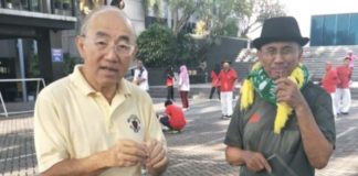 Hepatitis yang Menyatukan Robert Lai ikut bersenam DI Style di halaman Graha Pena Surabaya