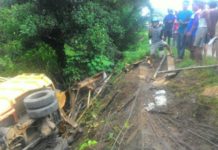 Dump Truk Pengangkut Pupuk Masuk Beram di Jembatan Penanjung