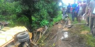 Dump Truk Pengangkut Pupuk Masuk Beram di Jembatan Penanjung