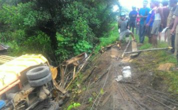 Dump Truk Pengangkut Pupuk Masuk Beram di Jembatan Penanjung