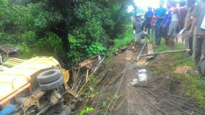 Masuk jurang: Mobil dump truk pengangkut pupuk yang masuk jurang dikawasan Jembatan Penanjung