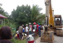 Alat Berat Bantu Evakuasi Truk Masuk Jurang di Penanjung