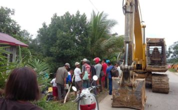 Alat Berat Bantu Evakuasi Truk Masuk Jurang di Penanjung