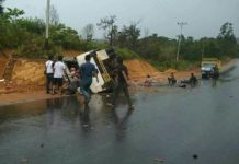 Ngeri..!!! Bus Terbalik, Penumpang Bergelimpangan di Pinggir Jalan Laka lantas // Tampak para penumpang bus bergelimpangan di pinggir jalan, korban kecelakaan lalu lintas di desa Seriang kecamatan Badau