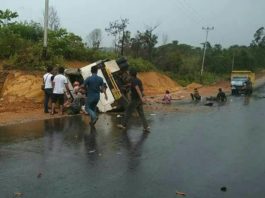 Laka lantas // Tampak para penumpang bus bergelimpangan di pinggir jalan, korban kecelakaan lalu lintas di desa Seriang kecamatan Badau