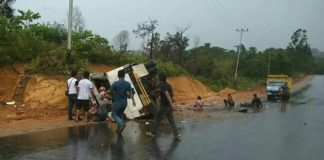 Ngeri..!!! Bus Terbalik, Penumpang Bergelimpangan di Pinggir Jalan Laka lantas // Tampak para penumpang bus bergelimpangan di pinggir jalan, korban kecelakaan lalu lintas di desa Seriang kecamatan Badau