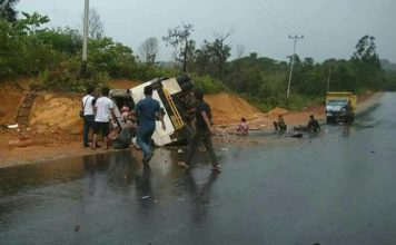 Ngeri..!!! Bus Terbalik, Penumpang Bergelimpangan di Pinggir Jalan Laka lantas // Tampak para penumpang bus bergelimpangan di pinggir jalan, korban kecelakaan lalu lintas di desa Seriang kecamatan Badau