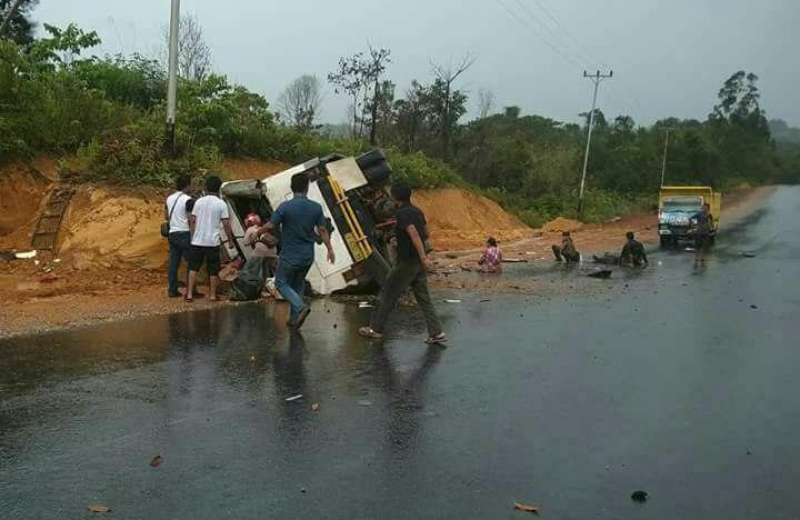 Laka lantas // Tampak para penumpang bus bergelimpangan di pinggir jalan, korban kecelakaan lalu lintas di desa Seriang kecamatan Badau