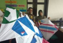 Tertangkap Razia, Orangtuanya Dipanggil Amankan Layangan. Kabid Penegakan Peraturan Perundangan - undangan Daerah Kota Pontianak, Nazaruddin menunjukkan layangan yang telah didapati dari razia yang dilakukan. Maulidi Murni.