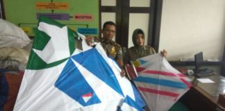 Tertangkap Razia, Orangtuanya Dipanggil Amankan Layangan. Kabid Penegakan Peraturan Perundangan - undangan Daerah Kota Pontianak, Nazaruddin menunjukkan layangan yang telah didapati dari razia yang dilakukan. Maulidi Murni.