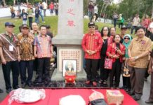 Herculanus Heriadi Resmikan Taman Tugu Lan Fang Plt Bupati Landak, Herculanus Heriadi dan Ketua DAD Provinsi Kalbar, Jakius Sinyor foto bersama di depan Tugu Lan Fang.