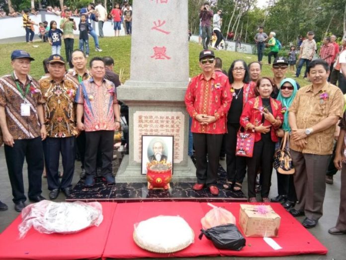 Plt Bupati Landak, Herculanus Heriadi dan Ketua DAD Provinsi Kalbar, Jakius Sinyor foto bersama di depan Tugu Lan Fang.