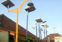 Lampu Jalan Bebas Beban PENERANGAN TENAGA SURYA. PJU yang menggunakan tenaga listrik di salah satu daerah di Indonesia. Joko Intarto for eQuator.co.id