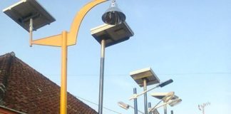 Lampu Jalan Bebas Beban PENERANGAN TENAGA SURYA. PJU yang menggunakan tenaga listrik di salah satu daerah di Indonesia. Joko Intarto for eQuator.co.id