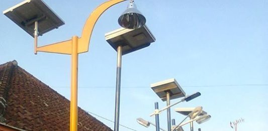 Lampu Jalan Bebas Beban PENERANGAN TENAGA SURYA. PJU yang menggunakan tenaga listrik di salah satu daerah di Indonesia. Joko Intarto for eQuator.co.id