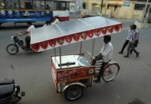 Walau Berpanel, Tetap Onthel DIENGKOL BISA, DIGERAKKAN MATAHARI JUGA BISA. Sepeda onthel bertenaga surya. Joko Intarto for equator.co.id