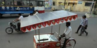 Walau Berpanel, Tetap Onthel DIENGKOL BISA, DIGERAKKAN MATAHARI JUGA BISA. Sepeda onthel bertenaga surya. Joko Intarto for equator.co.id