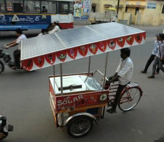 Walau Berpanel, Tetap Onthel DIENGKOL BISA, DIGERAKKAN MATAHARI JUGA BISA. Sepeda onthel bertenaga surya. Joko Intarto for equator.co.id