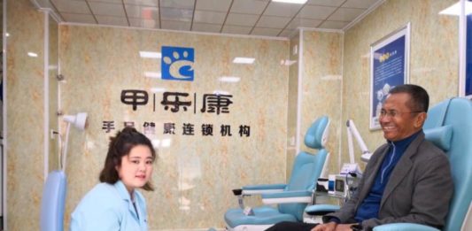Pedicure Terpaksa PERAWATAN KAKI PERDANA. Dahlan Iskan pedicure untuk pertama kalinya di China. Admin disway.id for Rakyat Kalbar