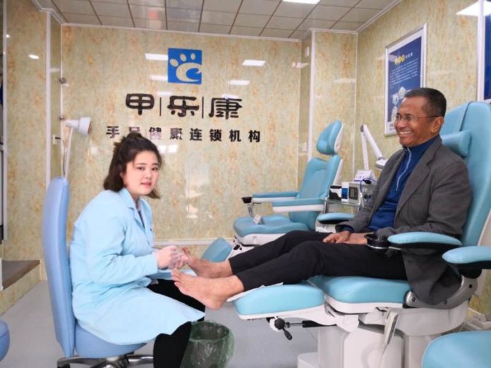 PERAWATAN KAKI PERDANA. Dahlan Iskan pedicure untuk pertama kalinya di China. Admin disway.id for Rakyat Kalbar