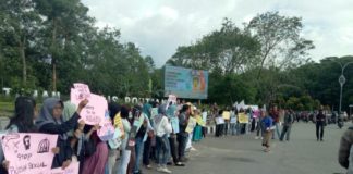 Hak-hak Perempuan Masih Terabaikan AKSI DAMAI. Puluhan perempuan mengatasnamakan Women’s March Pontianak menyampaikan menggelar aksi damai di Digulis Untan, Kamis (8/3) sore. Foto Ambrosius Junius-RK