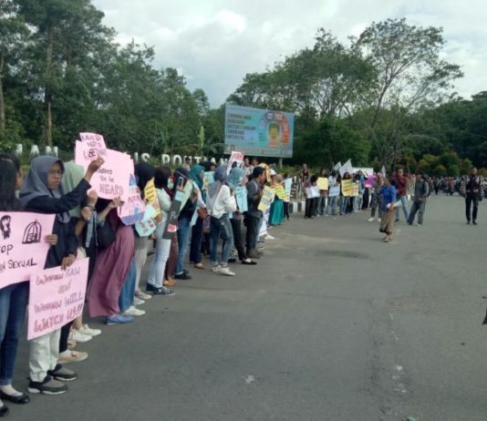 Hak-hak Perempuan Masih Terabaikan AKSI DAMAI. Puluhan perempuan mengatasnamakan Women’s March Pontianak menyampaikan menggelar aksi damai di Digulis Untan, Kamis (8/3) sore. Foto Ambrosius Junius-RK