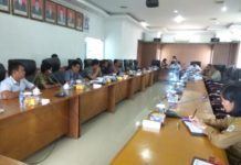 Panen Massal, Warga Ditangkap Polisi AUDIENSI. Tujuh orang perwakilan warga Desa Sungai Sena Kecamatan Silat Hilir beraudiensi ke gedung DPRD Kapuas Hulu, Senin (12/3). Andreas-RK