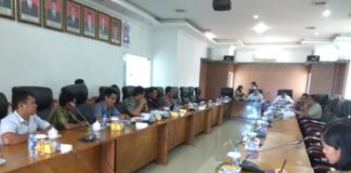 Panen Massal, Warga Ditangkap Polisi AUDIENSI. Tujuh orang perwakilan warga Desa Sungai Sena Kecamatan Silat Hilir beraudiensi ke gedung DPRD Kapuas Hulu, Senin (12/3). Andreas-RK