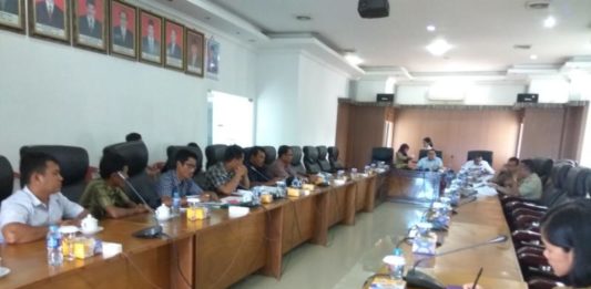 Panen Massal, Warga Ditangkap Polisi AUDIENSI. Tujuh orang perwakilan warga Desa Sungai Sena Kecamatan Silat Hilir beraudiensi ke gedung DPRD Kapuas Hulu, Senin (12/3). Andreas-RK