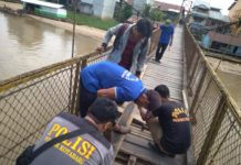 Polsek Kota Baru Bersama Masyarakat Perbaiki Jembatan Gantung Perbaiki Jembatan. Anggota Polsek Kota Baru bersama masyarakat memperbaiki lantai jembatan gantung penghubung Desa Tanjung Gunung dengan ibu kota Kecamatan Kota Baru. Polsek Kota Baru for Rakyat Kalbar