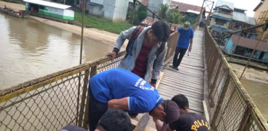 Polsek Kota Baru Bersama Masyarakat Perbaiki Jembatan Gantung Perbaiki Jembatan. Anggota Polsek Kota Baru bersama masyarakat memperbaiki lantai jembatan gantung penghubung Desa Tanjung Gunung dengan ibu kota Kecamatan Kota Baru. Polsek Kota Baru for Rakyat Kalbar