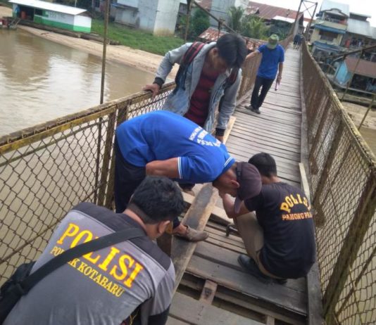 Polsek Kota Baru Bersama Masyarakat Perbaiki Jembatan Gantung Perbaiki Jembatan. Anggota Polsek Kota Baru bersama masyarakat memperbaiki lantai jembatan gantung penghubung Desa Tanjung Gunung dengan ibu kota Kecamatan Kota Baru. Polsek Kota Baru for Rakyat Kalbar